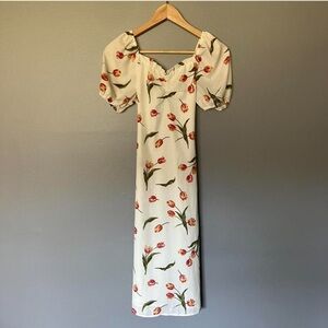 Peiran White Floral midi dress w/ a sweetheart neck & waist tie back
Size: M